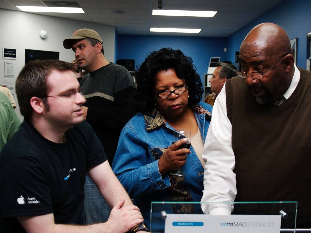 MacSpecialist _ Apple Specialist _ Villa Park IL _ Josh assistand customers