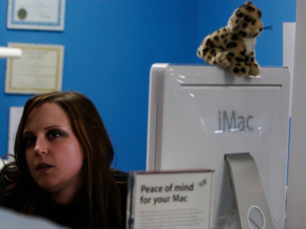 MacSpecialist _ Apple Specialist _ Villa Park IL _ Retail Kiosk w_ stuffed leopard and a team member